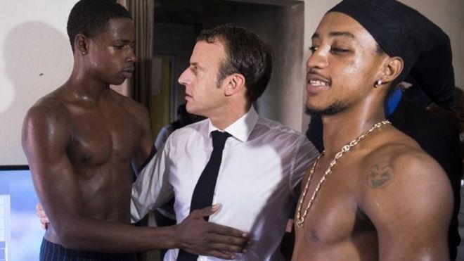 Macron con los dos jóvenes