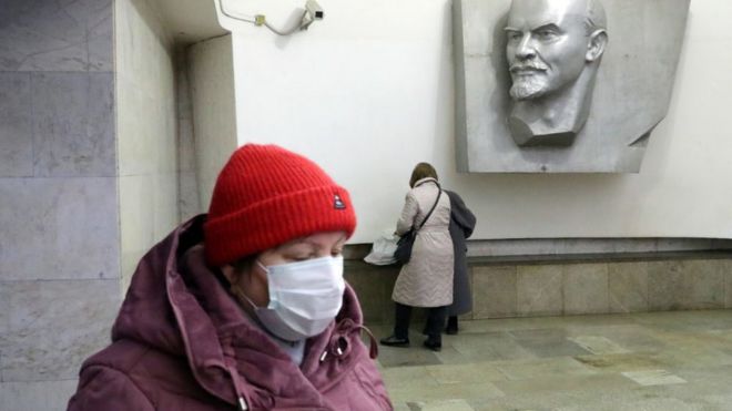 Женщина в маске в московском метро