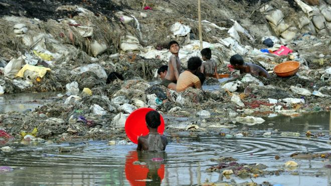 Индийские мужчины ищут монеты и золото в загрязненных водах реки Ганга в Сангаме после фестиваля Кумбха-Мела в Аллахабаде 2 апреля 2013 года.
