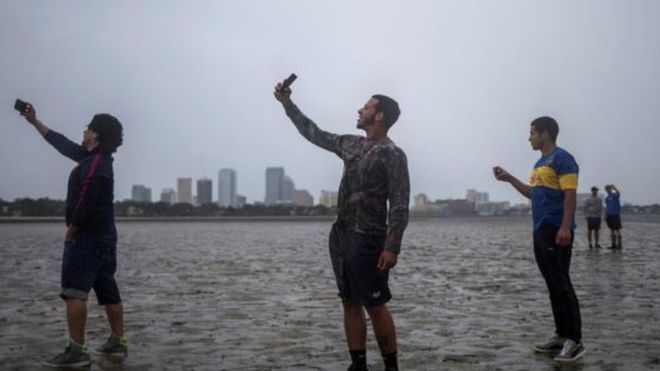 சூறாவளி பாதிப்புக்களை புகைப்படம் எடுக்க மக்கள் ஆர்வம்