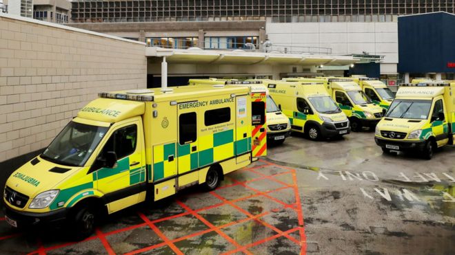 Машины скорой помощи возле отделения неотложной и неотложной помощи больницы Королевского Ливерпульского университета.