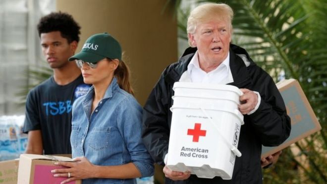 Президент Дональд Трамп и первая леди Мелания Трамп помогают волонтерам доставлять припасы жителям Хьюстона, штат Техас.
