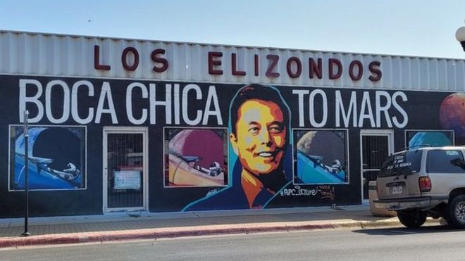 Mural de Boca Chica hacia Marte con el rostro de Elon Musk en el centro de Brownsville, Texas.