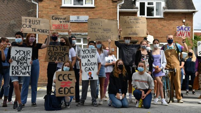 Учащиеся прошли маршем от школы Codsall Community School в Стаффордшире до офиса секретаря по образованию, чтобы выразить протест против умеренных оценок