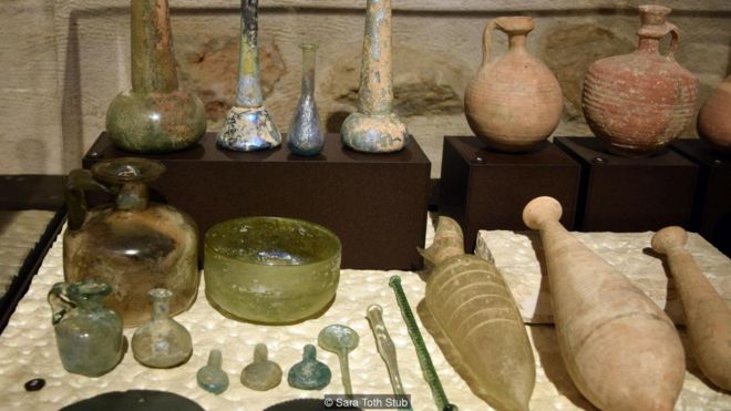 Coleção de moedas, utensílios e outros objetos do dia a dia do Museu Terra Santa de Jerusalém