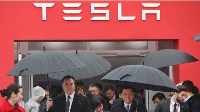 Элон Маск на новаторском гигантском заводе Tesla в Шанхае