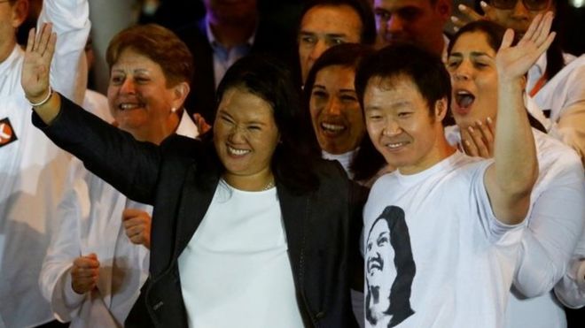Кандидат в президенты Перу Кейко Фухимори (слева) и ее брат и конгрессмен Кенджи присутствуют на заключительном митинге в Лиме, ??Перу, 2 июня 2016 года
