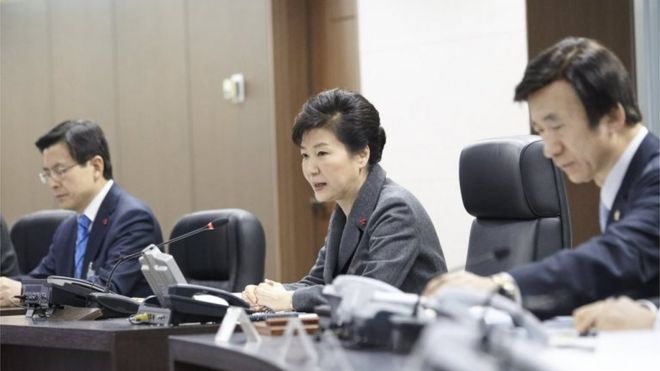 Президент Южной Кореи Пак Кын Хе (С) председательствует в Совете национальной безопасности в Президентском голубом доме в Сеуле, Южная Корея, на этом раздаточном снимке, предоставленном Президентским голубым домом и выпущенном Йонхапом 6 января 2016 года.