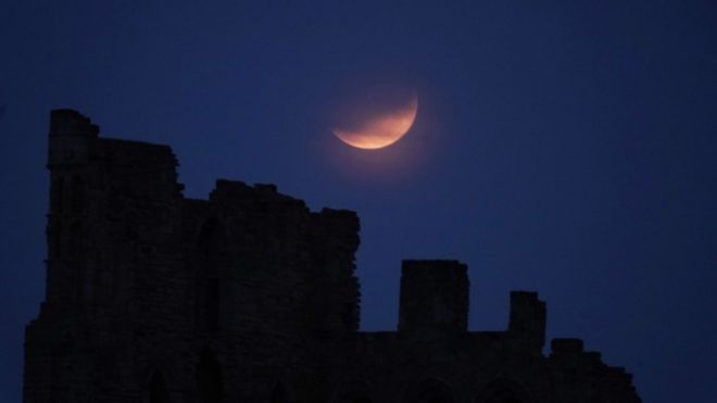 Частичное лунное затмение 16 июля 2019 г. из монастыря Тайнмут