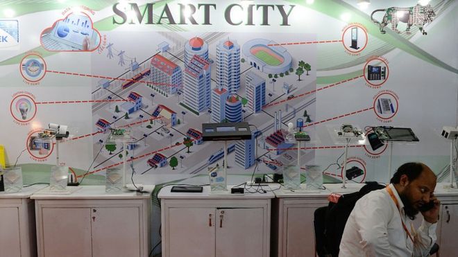 Индийский делегат разговаривает по телефону во время выставки Smart Cities India 2016 в Нью-Дели 12 мая 2016 года.