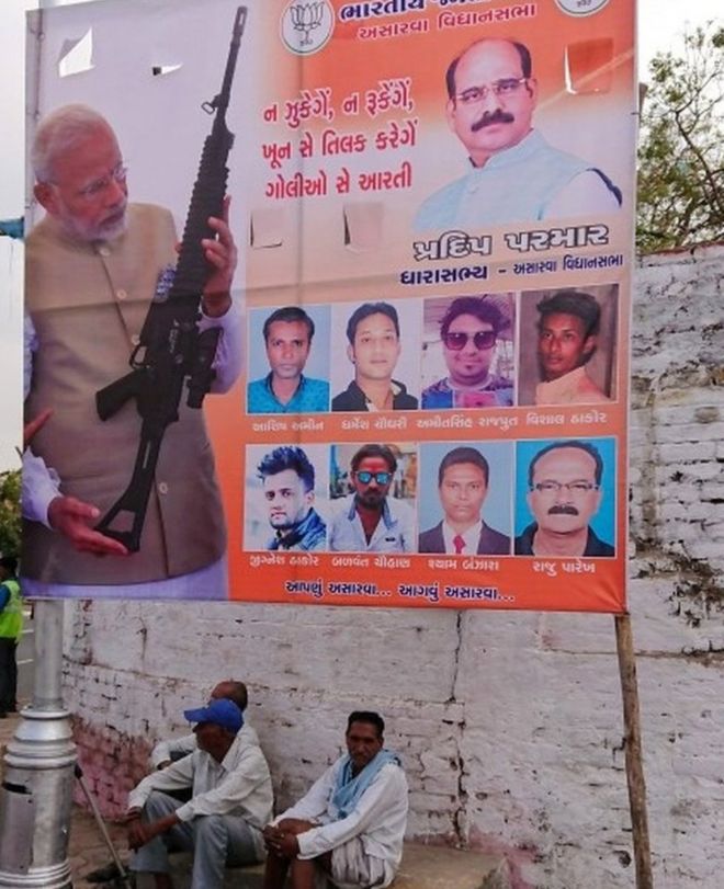 Рекламный щит с изображением премьер-министра Индии Нарендры Моди с ружьем виден на обочине дороги в Ахмедабаде 3 марта 2019 года.