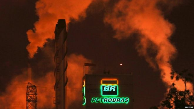 Логотип Petrobras виден на нефтеперерабатывающем заводе в Кубатао недалеко от Сан-Паулу на этом снимке 24 февраля 2015 года.