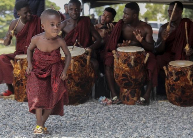 Мальчик танцует, когда барабанщики в традиционной одежде выступают в международном конференц-центре Аккры, где тело покойного Кофи Аннана было положено в штат в Аккре, Гана, 11 сентября 2018 года
