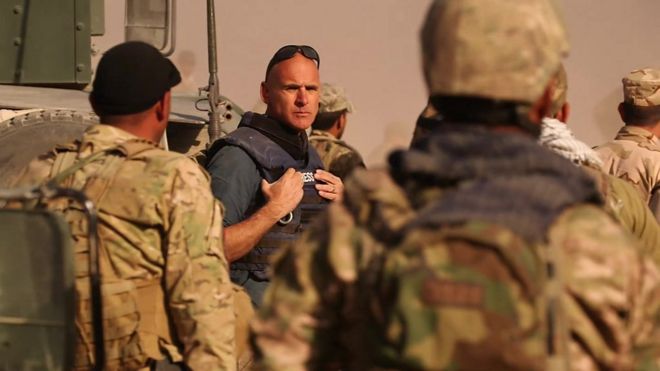 El experto en defensa de la BBC, Jonathan Beale, con los soldados del ejército de Irak camino a Mosul