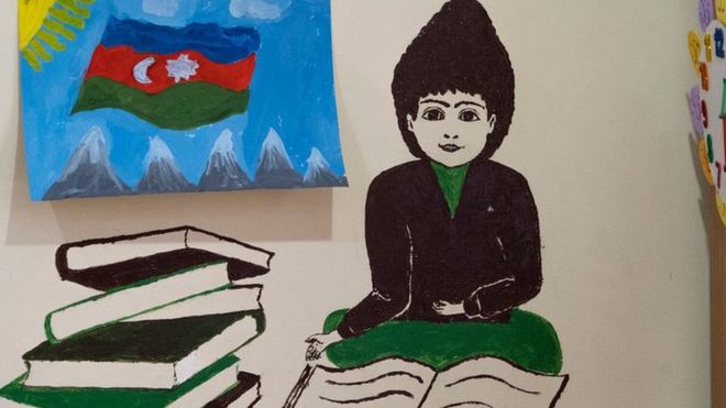 Графити и рисунок акварелью на стене школьного класса.