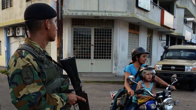 Un militar en la calle en una ciudad de Venezuela