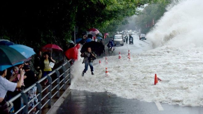 Sóng to đánh vào bờ sông Tiền Đường ở Hàng Châu