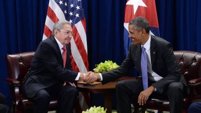 Президент США Барак Обама (справа) и президент Кубы Рауль Кастро (слева) пожимают друг другу руки во время двусторонней встречи в Центральных учреждениях Организации Объединенных Наций 29 сентября 2015 года в Нью-Йорке