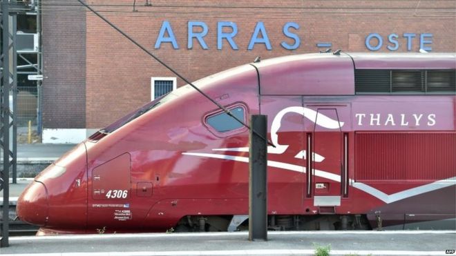 Поезд Thalys французского национального железнодорожного оператора SNCF стоит на главном железнодорожном вокзале в Аррасе на севере Франции 21 августа 2015 года