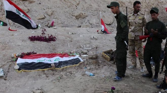 عناصر من القوات العراقية يعاينون ما خلفته المجزرة