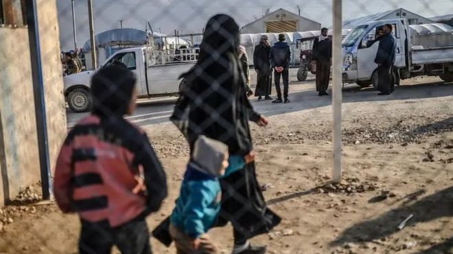 Haseke'de bir kampta kaşlan IŞİD'li kadın