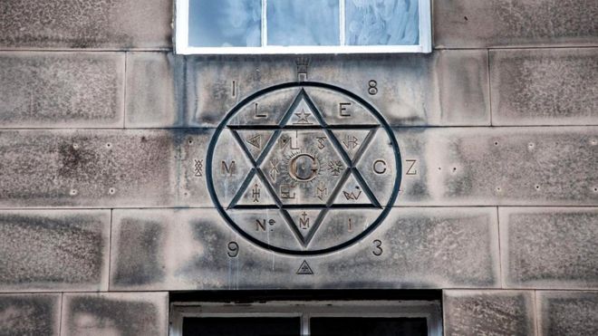 На доме 19 по Хилл-стрит начертана шестиконечная звезда - символ масонов