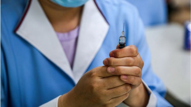 Медсестра готовит конъюгированную пневмококковую вакцину в общественном центре здравоохранения в Китае.