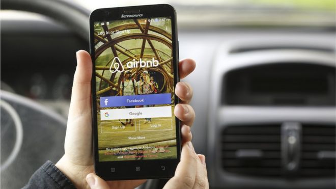Приложение Airbnb на телефоне