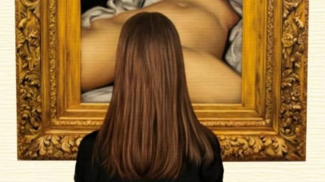 Картина "Походження світу", яку частково закриває голова жінки, яка дивиться на картину
