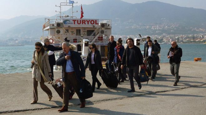 Турецкая делегация наблюдателей прибывает в порт Митилини на греческом острове Лесбос (21 марта)