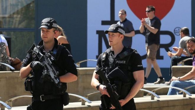 Вооруженные полицейские патрулируют в Манчестере