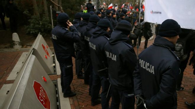 Полиция блокирует доступ к зданию парламента во время акции протеста в Варшаве, Польша, 17 декабря 2016 года