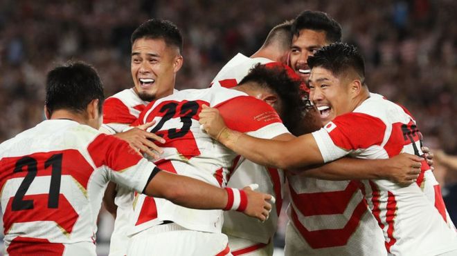 Японские игроки празднуют победу после чемпионата мира по регби 2019