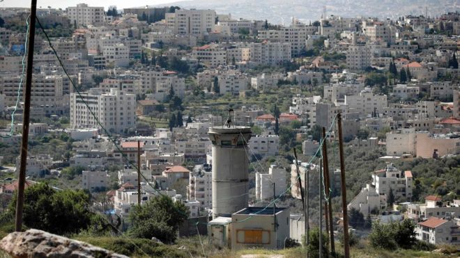 На снимке, снятом с поселения в восточном Иерусалиме, показана сторожевая башня израильской армии с видом на палестинский город Бейт-Джала