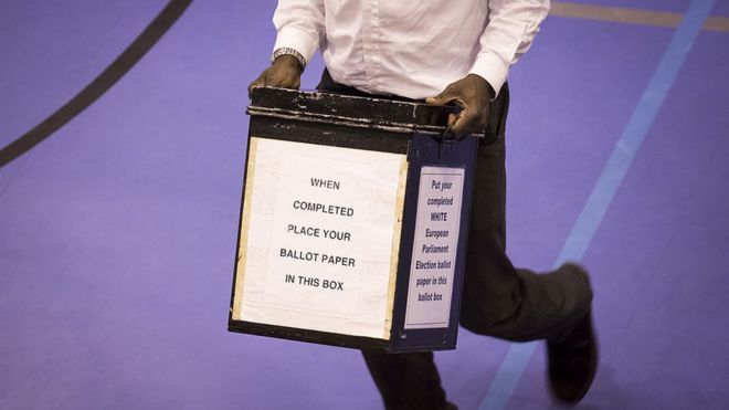 Избирательная урна с голосами на европейских выборах прибывает в школу Тринити 22 мая 2014 года в Кройдоне, Англия.
