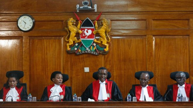 Пятеро из семи судей Верховного суда Кении (слева направо) Ньоки Ндунгу, заместитель председателя суда Филомена Мвилу, председатель суда Дэвид Марага, Джактон Ойванг и Исаак Ленаола 20/09/2017