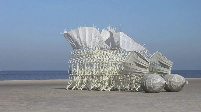 Una de las creaciones de Theo Jansen.