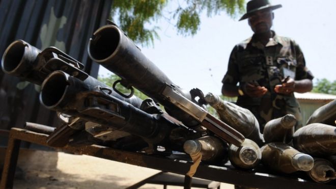 Оружие и боеприпасы, найденные у исламистского повстанца во время столкновения с солдатами в отдаленном северо-восточном городе Бага, штат Борно