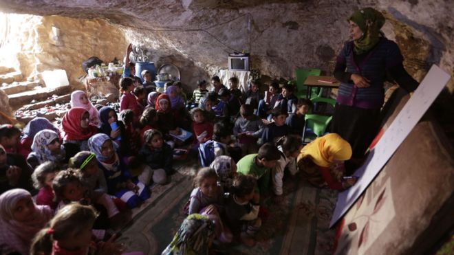 дети ходят в школу в пещере в Сирии