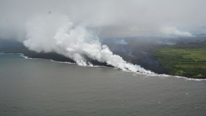 Lava del volcán Kilauea que llega al océano.