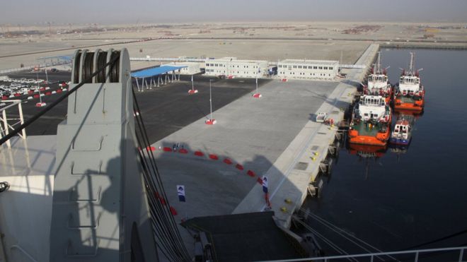 قطر تسير خطين للنقل البحري مع عمان والمغرب يرسل طائرة محملة بالمواد الغذائية _96449296_hi039885304