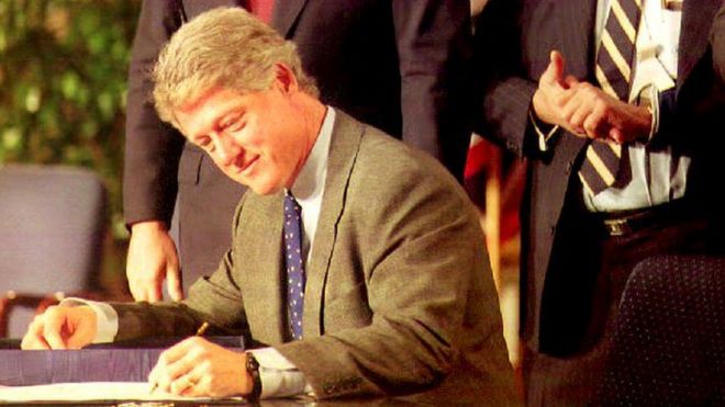 Президент США Билл Клинтон подписывает Североамериканское соглашение о свободной торговле (НАФТА) 08 декабря 1993 года