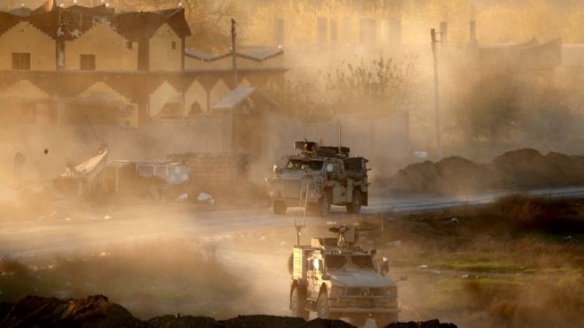 Автомобили армии США поддерживают боевиков Сирийских демократических сил в Хаджине, Сирия (19 декабря 2018 года)