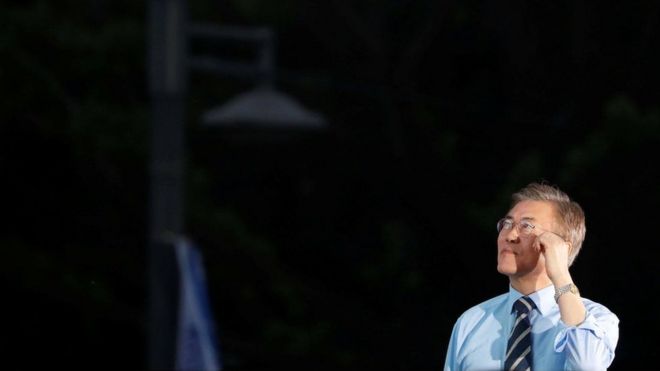 Moon Jae-in, the presidential candidate of the Democratic Party of Korea, attends his election campaign rally in Seoul on 8 May