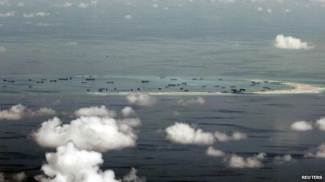 Аэрофотоснимок, сделанный на филиппинском военном самолете, показывает предполагаемую продолжающуюся мелиорацию земель Китаем на Бедственном рифе на островах Спратли