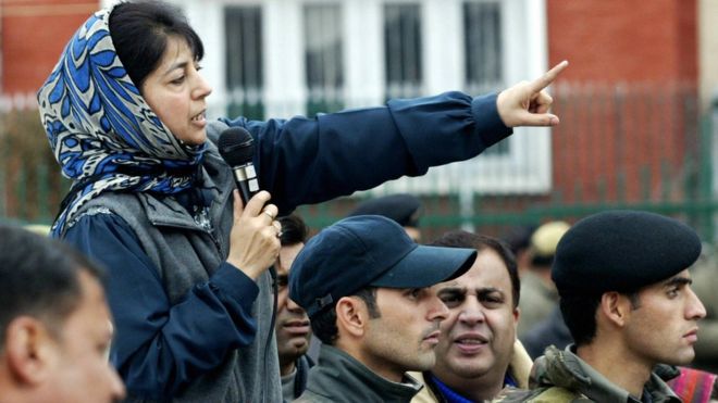 Mehbooba Mufti (слева), президент индийской администрации Кашмирской Народно-демократической партии, обращается к стороннику