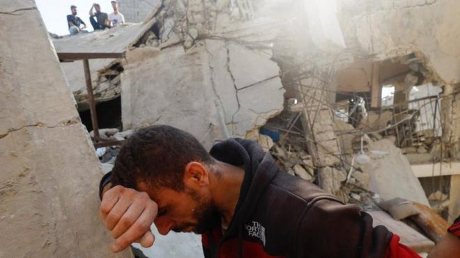 A Palestinian man reacts, as people search for survivors in the aftermath of Israeli strikes, amid the ongoing conflict between Israel and Palestinian Islamist group Hamas, in Khan Younis, in the southern Gaza Strip, November 1, 202
