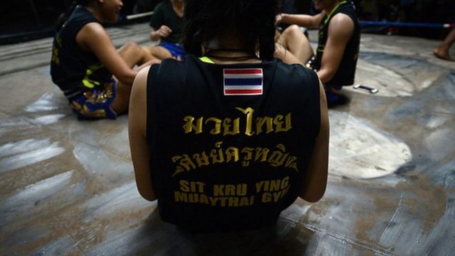 Female Muay Thai boxers