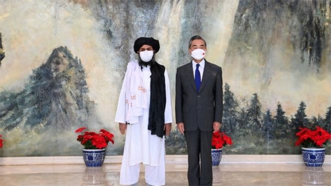 တရုတ်နိုင်ငံခြားရေးဝန်ကြီး ဝန်ယီ (ညာ) ကို တာလီဘန်ခေါင်းဆောင် မူလာဘာရာဒါ(ဘယ်) နဲ့ အတူတွေ့ရစဥ်