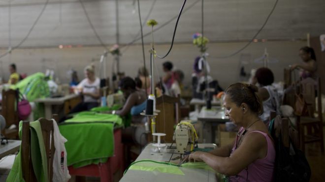 Mulher trabalha em fábrica de roupas